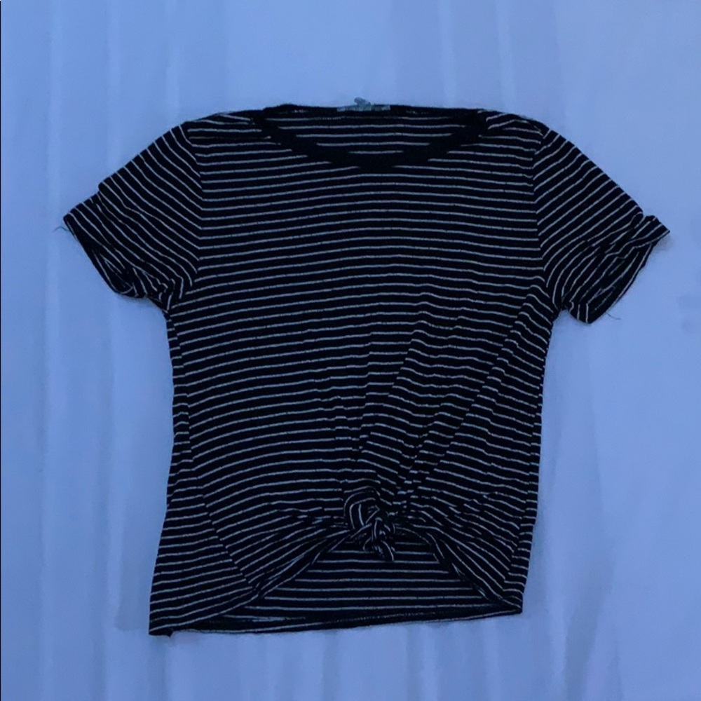 Black and White Short Sleeve w/ Stylish Knot